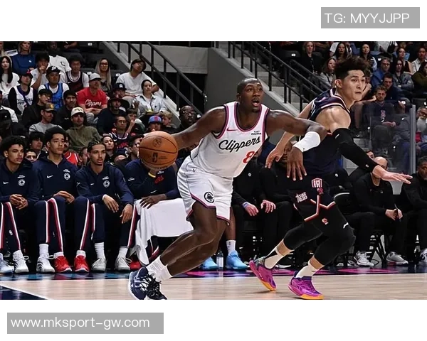 浓眉半场状态低迷未得分仅靠6篮板2助攻支撑球队表现 浓眉半场状态低迷未得分仅靠6篮板2助攻支撑球队表现